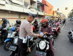 Bagikan Brosur Satlantas Polres Mojokerto Ajak Pengendara Tertib Berlalu Lintas