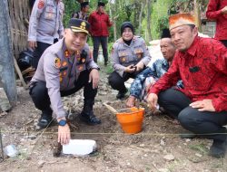 Kapolres Sumenep Lakukan Peletakan Batu Pertama Pembangunan Rumah Warga di Gunung Kembar