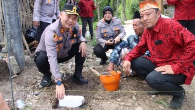 Kapolres Sumenep Lakukan Peletakan Batu Pertama Pembangunan Rumah Warga di Gunung Kembar