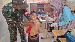 Babinsa Koramil 0815/15 Jatirejo Dampingi Imunisasi Anak Sekolah di Dua Sekolah Dasar