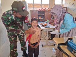 Babinsa Koramil 0815/15 Jatirejo Dampingi Imunisasi Anak Sekolah di Dua Sekolah Dasar