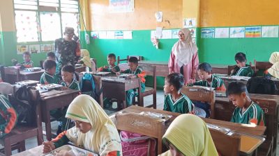 Babinsa Koramil 0815/04 Puri Kawal Program Makan Bergizi Gratis untuk 3.300 Siswa