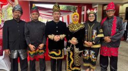 Meriahkan Peringatan HUT RI KE-80, Bappeda dan BKPSDM Sumenep Berpakaian Busana Adat Kalimantan Selatan