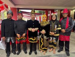 Meriahkan Peringatan HUT RI KE-80, Bappeda dan BKPSDM Sumenep Berpakaian Busana Adat Kalimantan Selatan