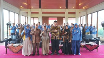 Kolaborasi Pentahelix, Ning Ita Dorong Mahasiswa KKN Berinovasi Atasi Kesehatan Lingkungan