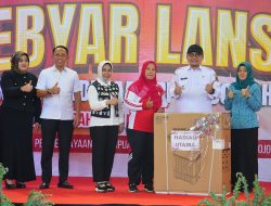 Semangat Tak Pernah Pensiun, Lansia Mojokerto Rayakan HUT ke-80 RI di GOR Seni Majapahit
