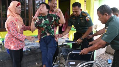 Dandim 0815/Mojokerto Salurkan Kursi Roda Lewat Program Sedekah Prajurit