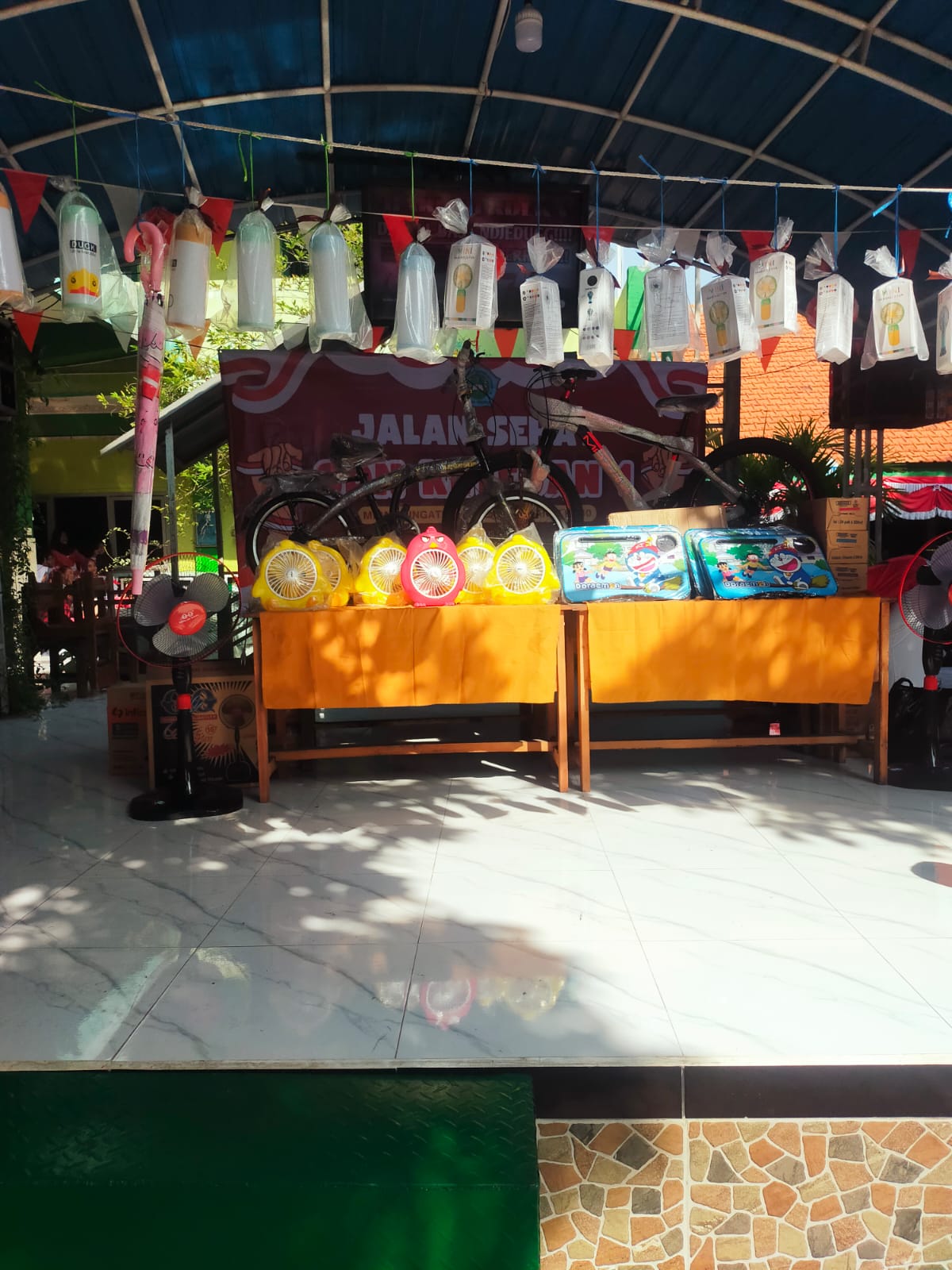 Berbagai hadiah yang dipersiapkan pada kegiatan jalan sehat SDN Kategan 1