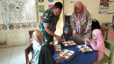 Babinsa Kauman Dampingi Distribusi MBG untuk Anak-Anak TK di Prajuritkulon