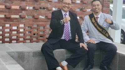 Dengan Dedikasi Tiada Henti, Dr. Rukin, S.Pd., S.H., M.Si. Sukses Mengantarkan Puguh Kurniawan, S.E., Direktur Utama PT BIZZA KURNIA MULTINDO Sidoarjo, Menyandang Gelar Magister Manajemen