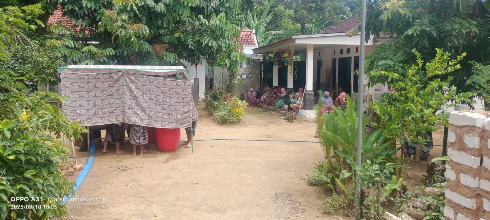 Kediaman duka almarhum Mualam, Poreh Kecamatan Lenteng yang tersambar petir