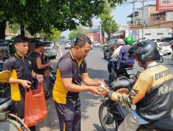 Polres Mojokerto Kota Bagikan Puluhan Bubur Kacang Hijau ke Tukang Becak