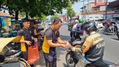 Polres Mojokerto Kota Bagikan Puluhan Bubur Kacang Hijau ke Tukang Becak