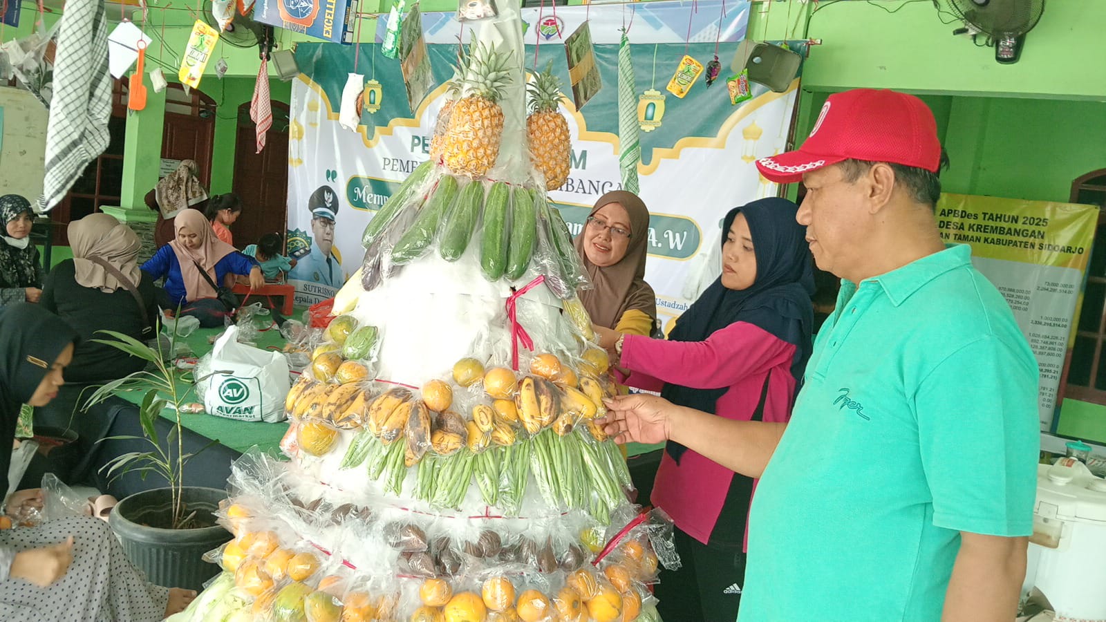 Peserta Pengajian Dalam Rangka Maulid Nabi Membludak Semangat dan Khusuk.