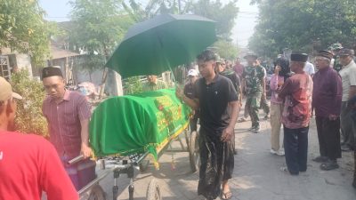 Kabar Duka di Tengah TMMD, Prajurit TNI Sigap Iringi Pemakaman Warga Sumbertanggul