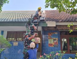 Perkuat Struktur Atap Sekolah, Satgas TMMD ke-126 Wujudkan Fasilitas Belajar yang Aman dan Nyaman