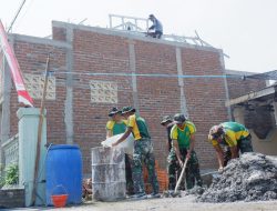 Satgas TMMD ke-126 Kodim 0815/Mojokerto Bersama Warga Rehab Mushola Baitul Mukmin di Sumbertanggul