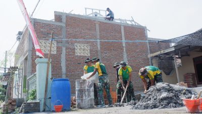 Satgas TMMD ke-126 Kodim 0815/Mojokerto Bersama Warga Rehab Mushola Baitul Mukmin di Sumbertanggul
