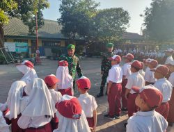 Tumbuhkan Nasionalisme Lewat Upacara, Satgas TMMD ke-126 Kodim 0815/ Mojokerto Jadi Inspirasi Anak Sekolah