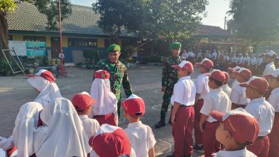 Tumbuhkan Nasionalisme Lewat Upacara, Satgas TMMD ke-126 Kodim 0815/ Mojokerto Jadi Inspirasi Anak Sekolah