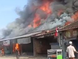 Kebakaran Hebat Landa Pertokoan Ganding, Kerugian Ditaksir Miliaran Rupiah