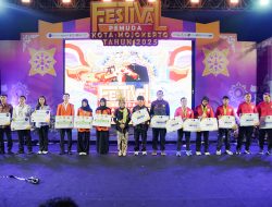 Festival Pemuda 2025, Ning Ita Berikan Beasiswa Ratusan Pemuda Berprestasi dan Bonus Atlet Berprestasi