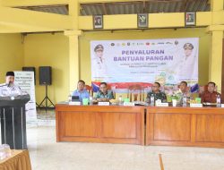 Forkopimda Mojokerto Salurkan Bantuan Pangan, Dandim 0815 Tekankan Komitmen TNI Mendukung Stabilitas Ekonomi Masyarakat