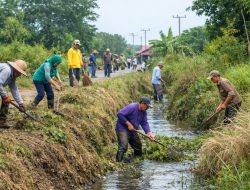 Jum’at Bersih, Pemdes Banaresep Timur Sasar Jalan Utama dan Fasilitas Umum