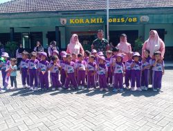 Keceriaan Warnai Kunjungan Edukasi Murid PAUD ke Makoramil 0815/08 Dawarblandong