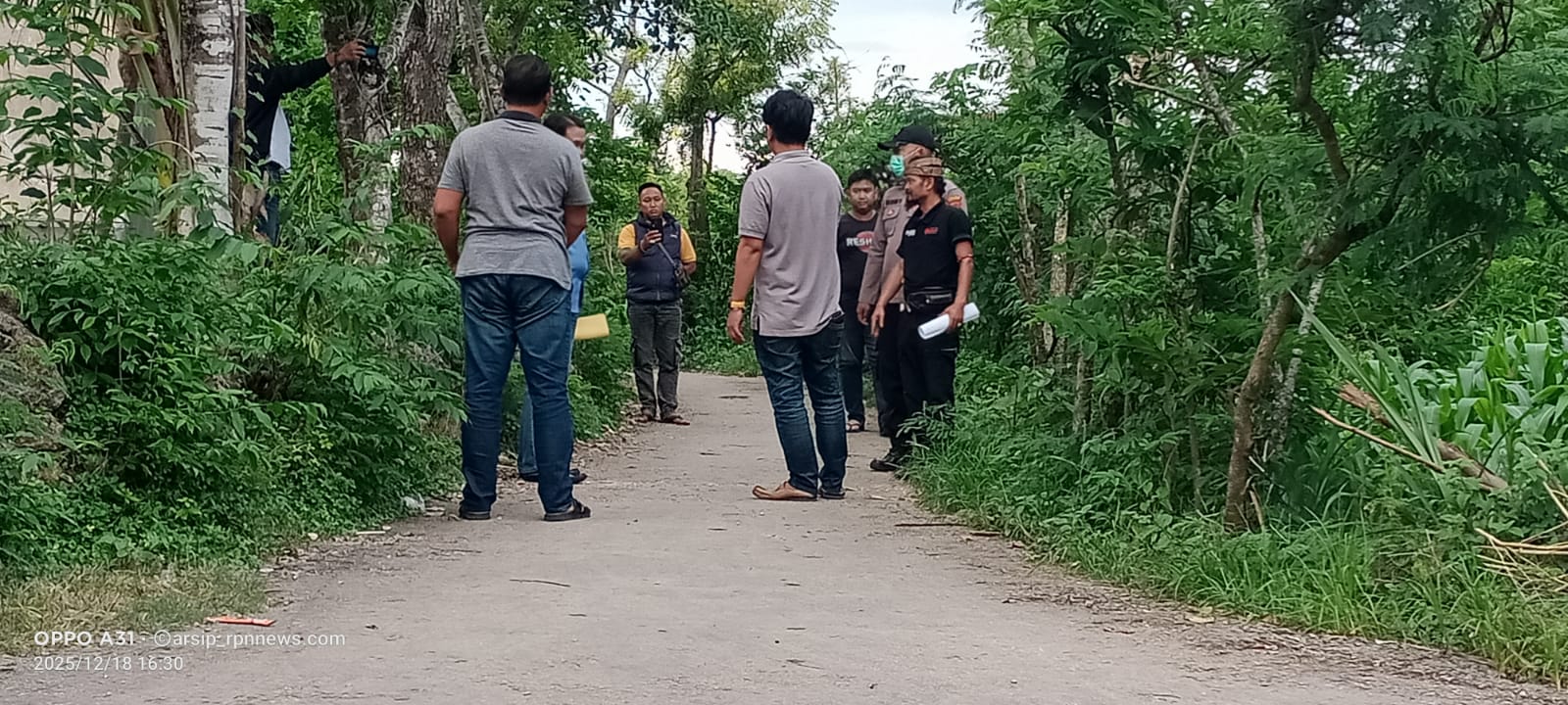 Tampak jajaran Polsek Bluto saat melakukan olah TKP yang berada di desa Bumbungan Kecamatan Bluto 