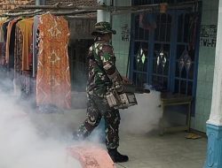 Babinsa Koramil 0815/07 Jetis Dampingi Fogging DBD di Desa Mojorejo
