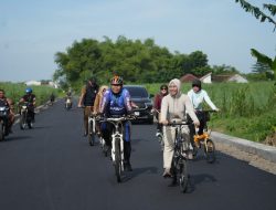 Sambil Gowes, Ning Ita Cek Proyek Pembangunan Kota Mojokerto