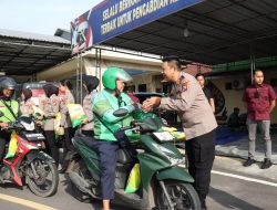 Kapolres Mojokerto Kota Silaturahmi Salurkan Bantuan Sosial untuk Ojol dan Tukang Becak