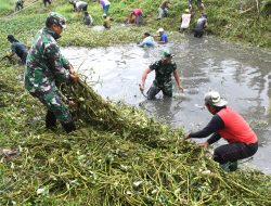Dandim 0815/Mojokerto Pimpin Karya Bakti Mitigasi Bencana, TNI-Masyarakat Bersihkan Sungai Cegah Banjir