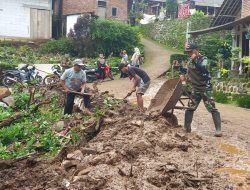 Gerak Cepat Koramil 0815/15 Jatirejo Bersama Warga Tangani Tanah Longsor di Desa Jembul