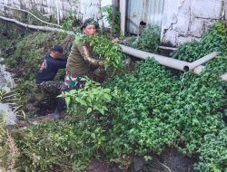 Karya Bakti Mitigasi Bencana, Koramil Rayon 3 Kodim 0815/Mojokerto Bersihkan Sungai di Payungrejo