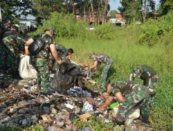 Personel Kodim 0815/Mojokerto Turun Langsung Bersihkan Sampah Liar di Jalan Semeru