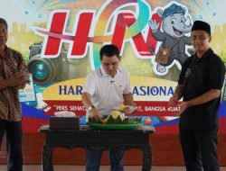 “Semarak PWMR Mengadakan HPN Tahun 2026 Bupati Mojokerto Potong Tumpeng Di kasikan Ketua PWMR Di iringi Lagu Ulang Tahun