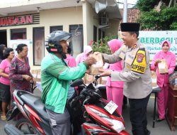 Berbagi Berkah Ramadan, Kapolres Mojokerto Kota Bersama Ketua Bhayangkari Bagikan Takjil untuk Masyarakat